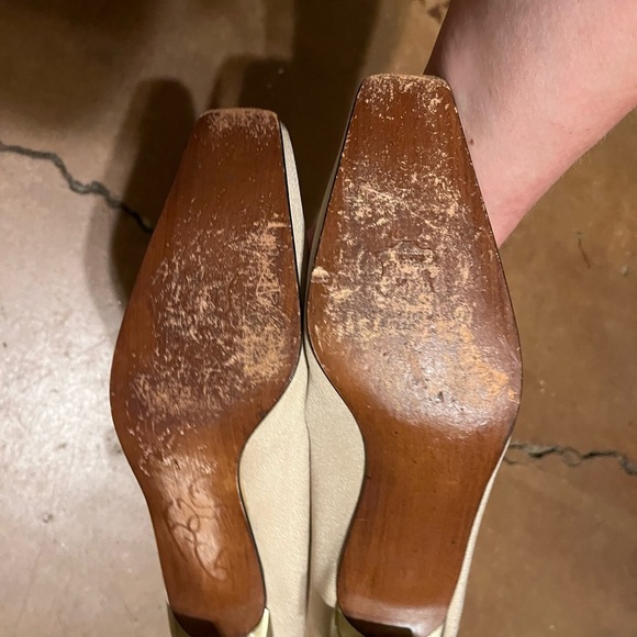 Stuart Weitzman Buttondown Taupe Crepe Flats Size 7M - Picture 4 of 4